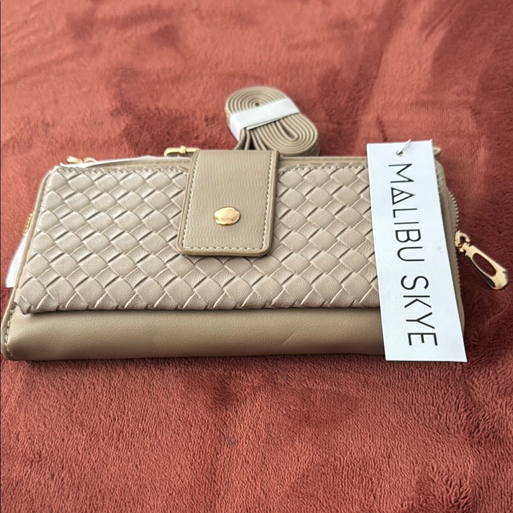 Malibu Tan Clutch with Elegant Design/crossbody